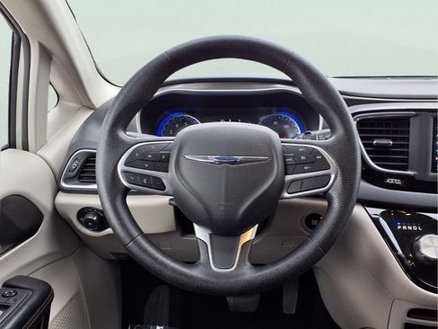 Used 2020 Chrysler Pacifica Touring w/ Tire & Wheel Group FWD image 13