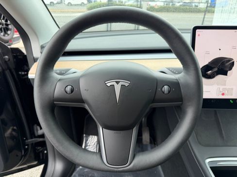 Used 2024 Tesla Model Y Long Range AWD/4WD image 11