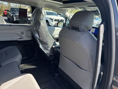 New 2025 Toyota Sienna XLE image 31