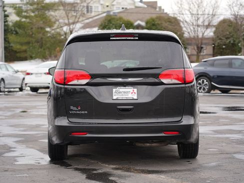 Used 2020 Chrysler Voyager LX FWD image 4