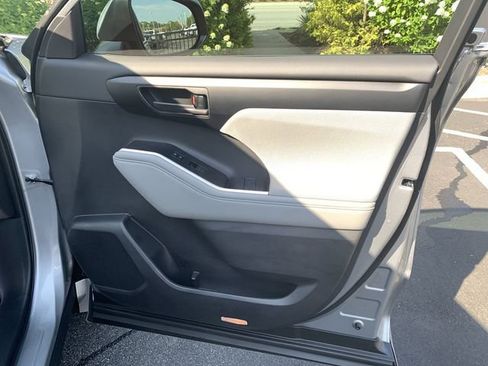 Used 2025 Toyota Highlander LE FWD image 13