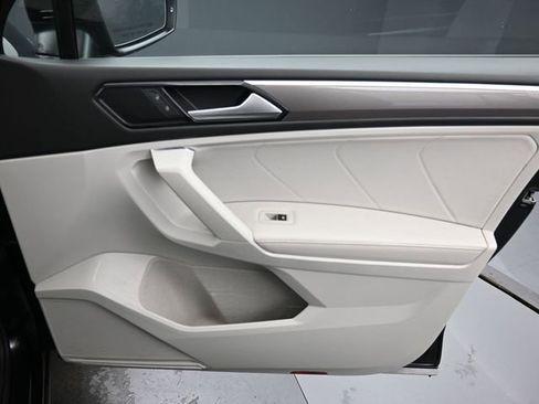 Used 2023 Volkswagen Tiguan SE R-Line image 36