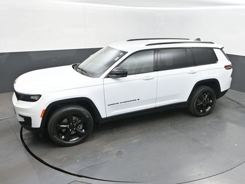 Used 2024 Jeep Grand Cherokee L Laredo image 29