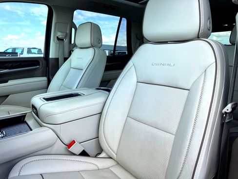 Used 2023 GMC Yukon Denali image 13