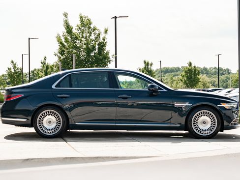 Used 2022 Genesis G90 5.0 Ultimate AWD/4WD image 3