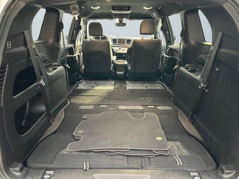 Used 2019 Chrysler Pacifica Touring Plus w/ S Appearance Package FWD image 15