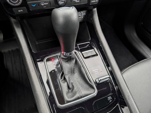 Used 2025 Jeep Compass Limited image 25