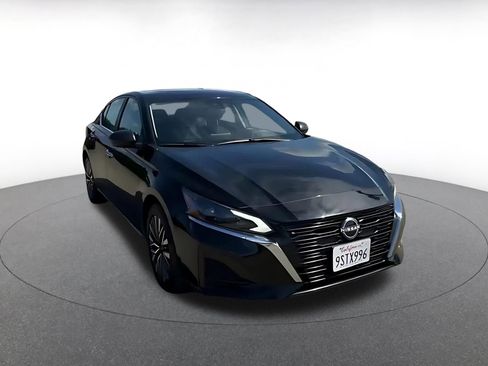 Used 2025 Nissan Altima 2.5 SV FWD image 3
