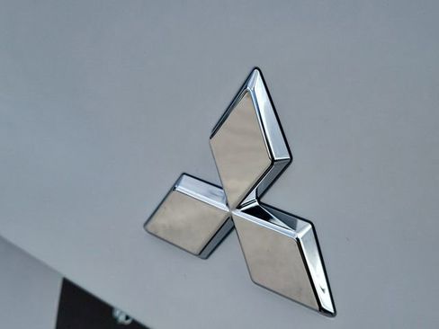 New 2026 Mitsubishi Outlander SE image 8