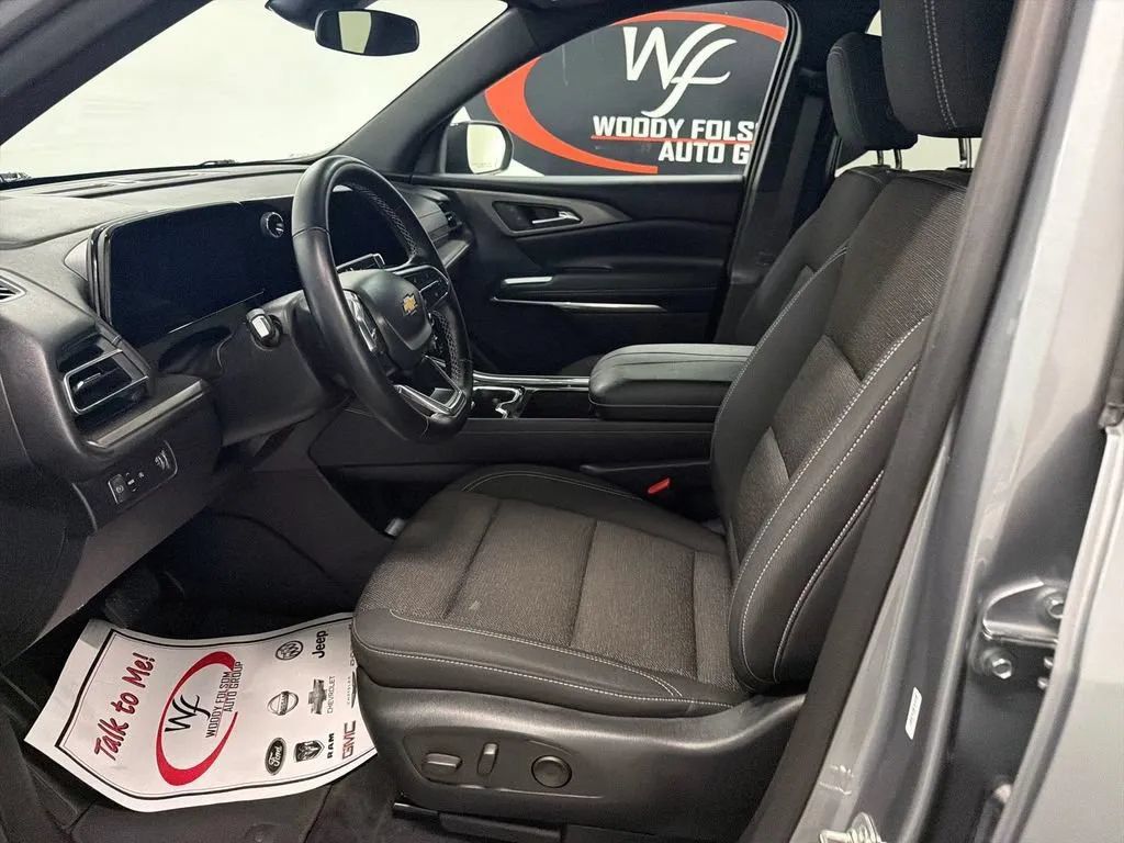 Used 2025 Chevrolet Traverse LT FWD image 11