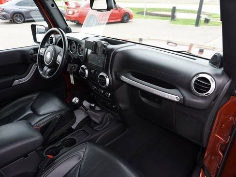 Used 2014 Jeep Wrangler Sahara w/ Dual Top Group image 27