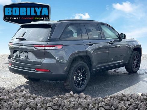 Used 2024 Jeep Grand Cherokee Altitude AWD/4WD image 3