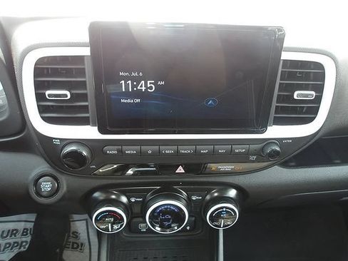 Certified 2025 Hyundai Venue Limited FWD image 17