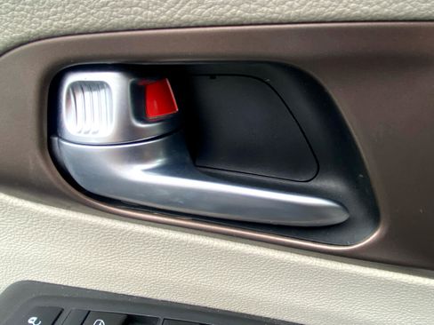 Used 2018 Chrysler Pacifica Touring-L w/ Tire & Wheel Group image 25