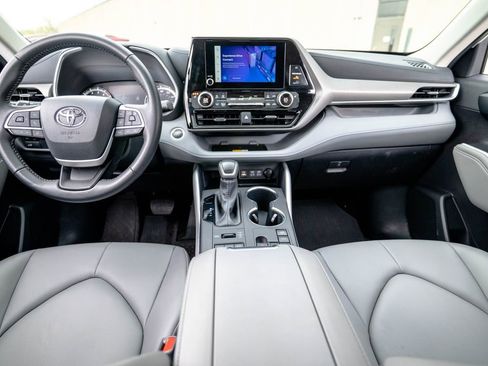 Used 2025 Toyota Highlander XLE AWD/4WD image 9