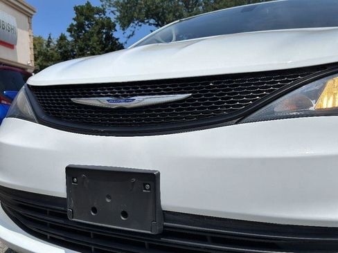 Used 2020 Chrysler Voyager L image 11