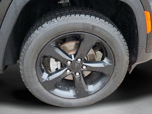 Certified 2023 Jeep Grand Cherokee Altitude image 9