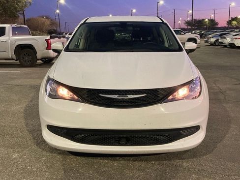 Used 2022 Chrysler Voyager LX image 2