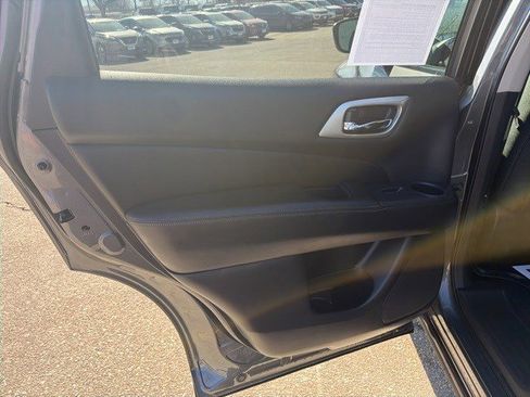 Used 2019 Nissan Pathfinder SV image 12