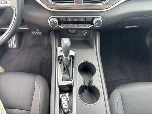 Used 2025 Nissan Altima 2.5 SV FWD image 11