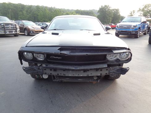 Used 2014 Dodge Challenger SXT image 5