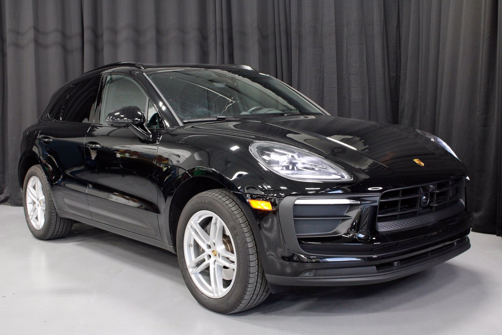Certified 2025 Porsche Macan AWD/4WD image 9