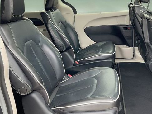 Used 2021 Chrysler Pacifica Limited w/ Uconnect Theater Family Group FWD image 20
