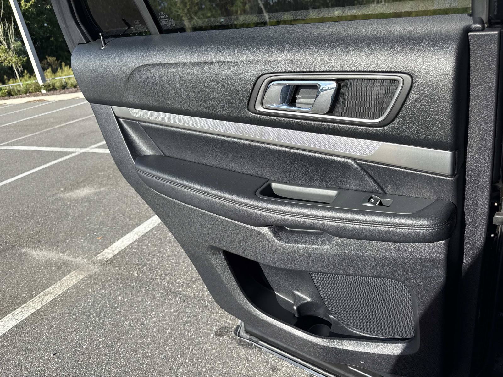 Used 2018 Ford Explorer XLT w/ Equipment Group 202A AWD/4WD image 9
