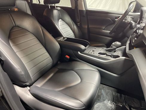 Used 2024 Toyota Highlander XLE image 9