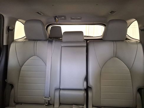 Certified 2023 Toyota Highlander XLE image 20