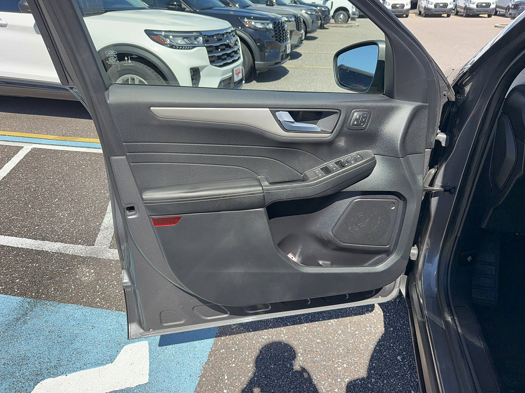Used 2021 Ford Escape SEL w/ Technology Package FWD image 8