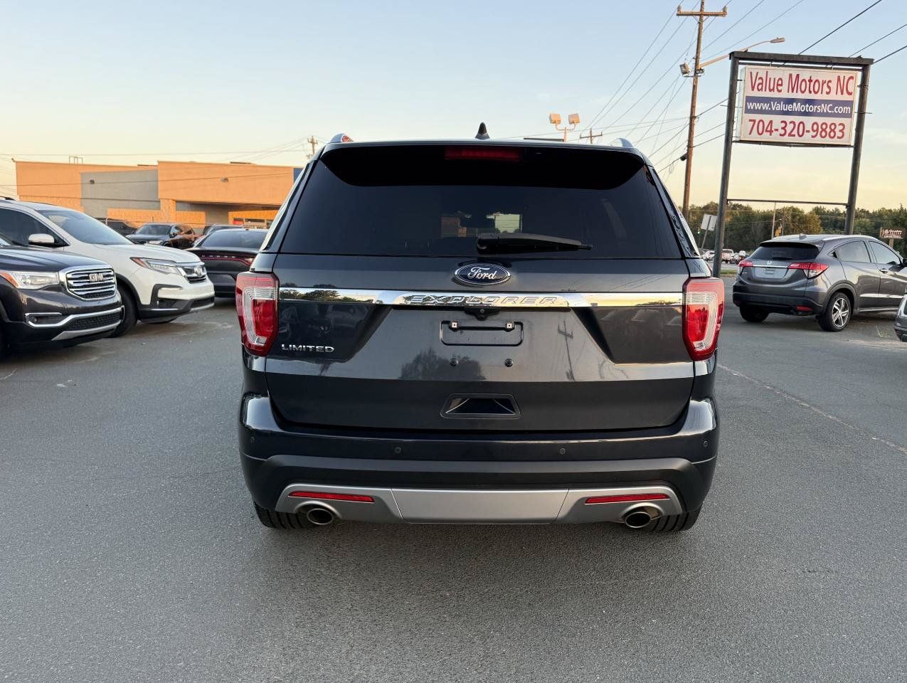 Used 2017 Ford Explorer Limited w/ Equipment Group 301A FWD image 5