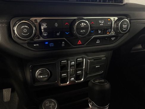 Used 2025 Jeep Wrangler Unlimited Sahara AWD/4WD image 22