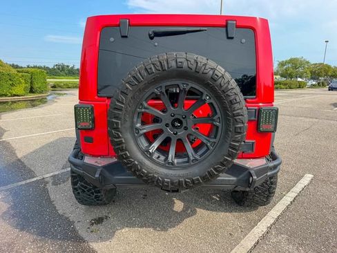 Used 2015 Jeep Wrangler Unlimited Sahara w/ Max Tow Package AWD/4WD image 4