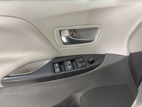 Used 2020 Toyota Sienna LE FWD image 11
