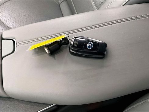 Used 2021 Toyota Avalon Limited w/ Advanced Safety Package image 13