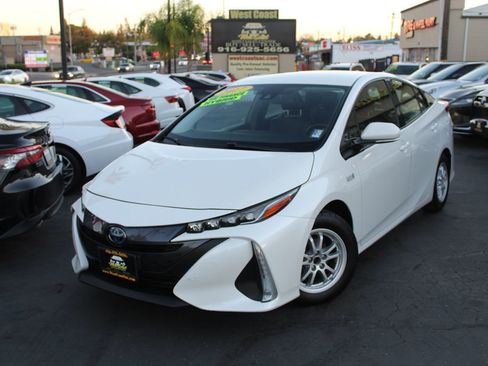 Used 2017 Toyota Prius Prime Premium image 37