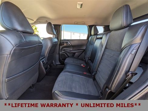 Used 2022 Mitsubishi Outlander SE image 16