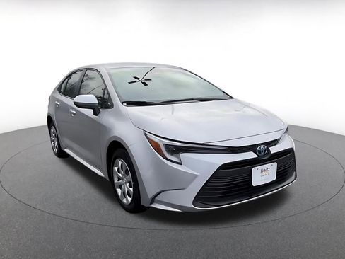 Used 2025 Toyota Corolla LE image 3