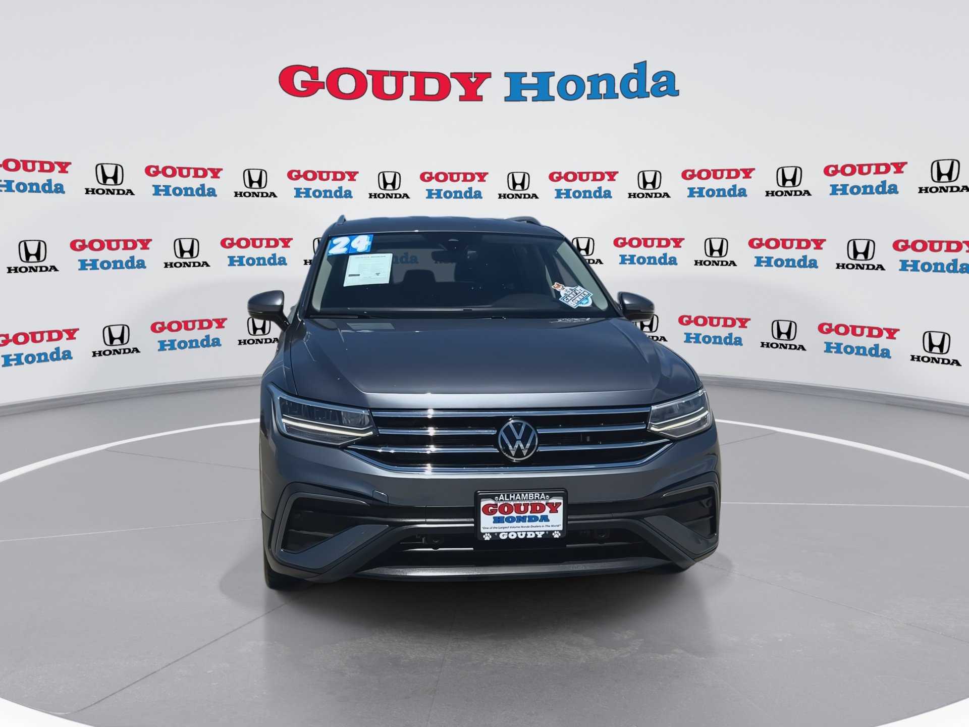 Used 2024 Volkswagen Tiguan SE AWD/4WD image 3