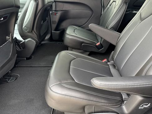 New 2026 Chrysler Pacifica Select image 17