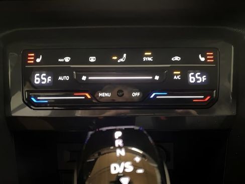 Used 2022 Volkswagen Tiguan SE image 43