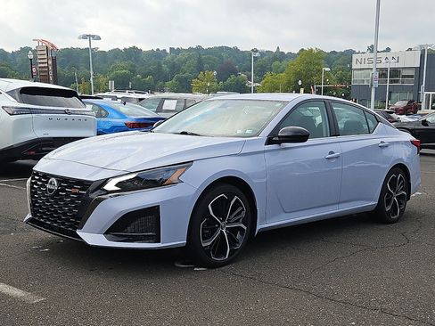 Certified 2023 Nissan Altima 2.5 SR w/ SR Premium Package FWD image 3