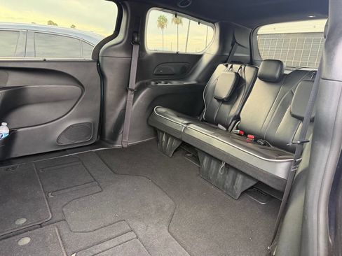 Used 2025 Chrysler Pacifica Limited FWD image 8