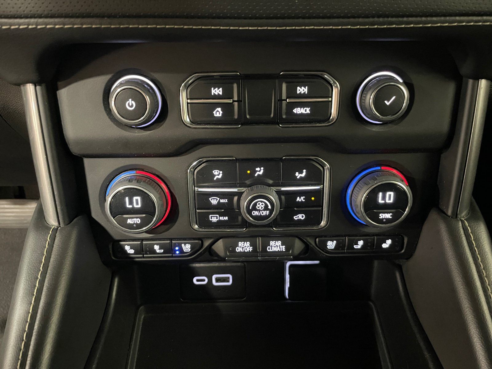 Used 2023 Chevrolet Suburban Premier AWD/4WD image 18