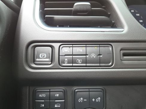 Used 2023 Chevrolet Suburban LT w/ Luxury Package AWD/4WD image 13