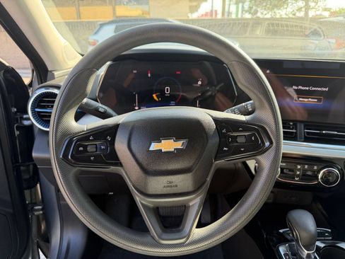 Used 2025 Chevrolet Trax LT FWD image 26