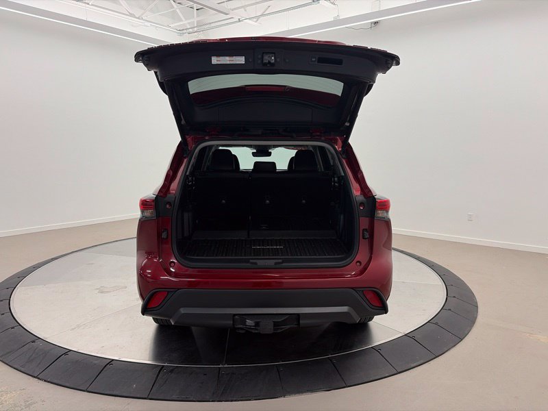 Used 2022 Toyota Highlander XLE AWD/4WD image 9