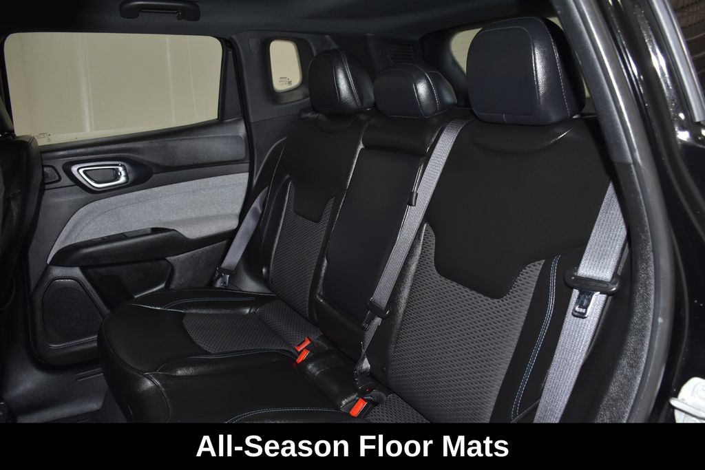 Used 2025 Jeep Compass Latitude w/ Sun & Sound Group AWD/4WD image 32