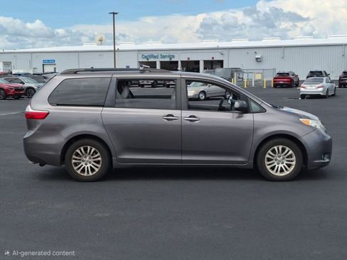 Used 2015 Toyota Sienna XLE w/ XLE Navigation Package FWD image 4